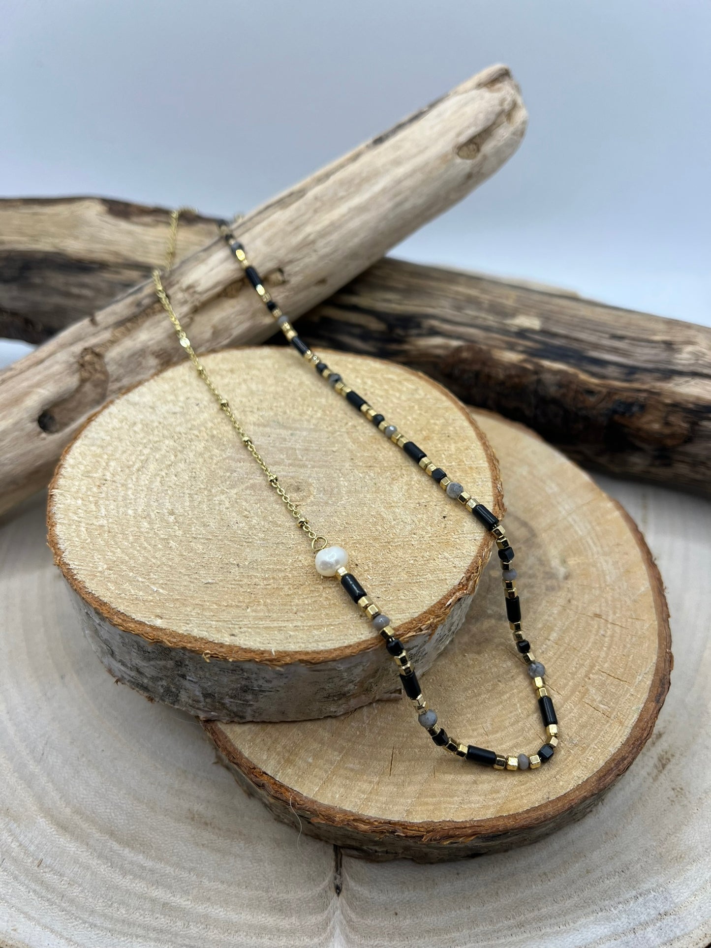 Collier fin en chaine et ses perles en dégradé de Noir, doré et blanche