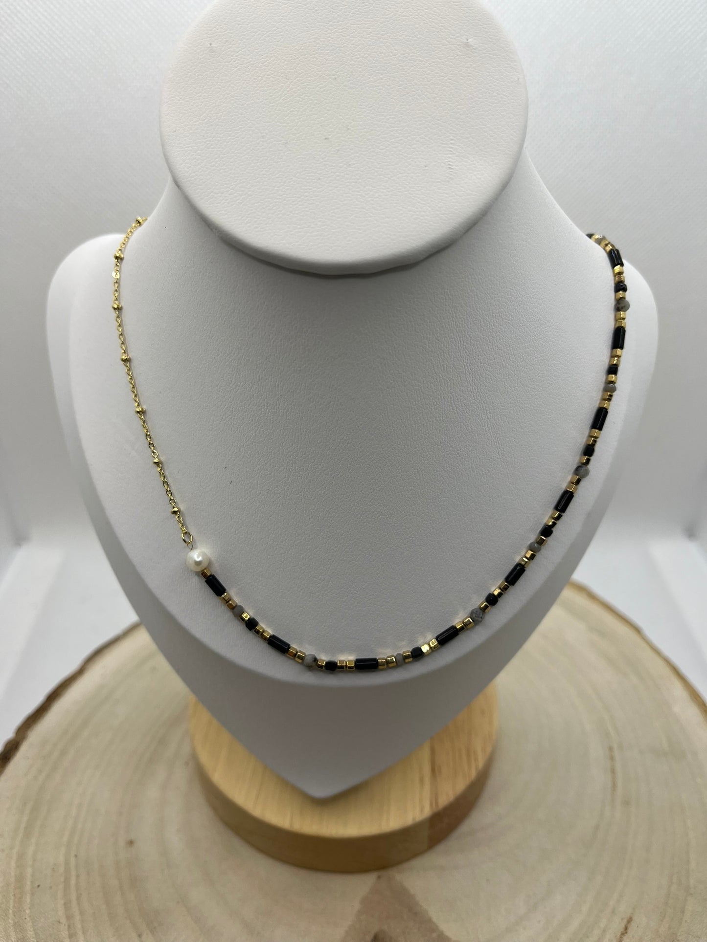 Collier fin en chaine et ses perles en dégradé de Noir, doré et blanche