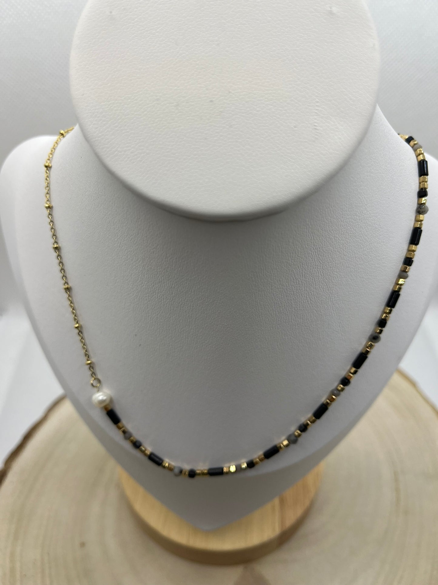 Collier fin en chaine et ses perles en dégradé de Noir, doré et blanche