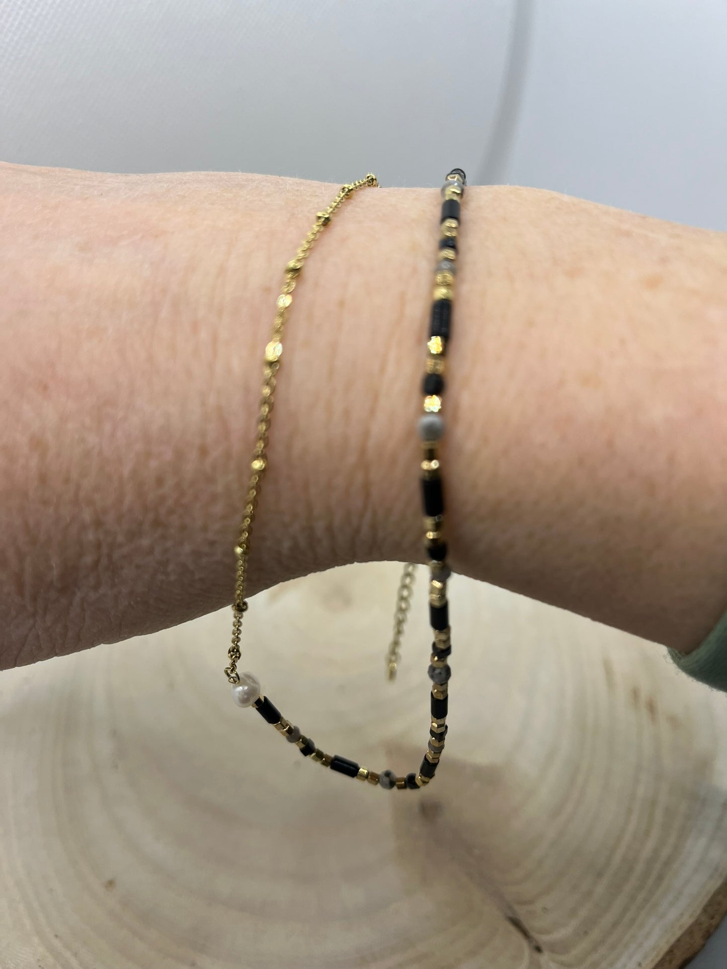 Collier fin en chaine et ses perles en dégradé de Noir, doré et blanche