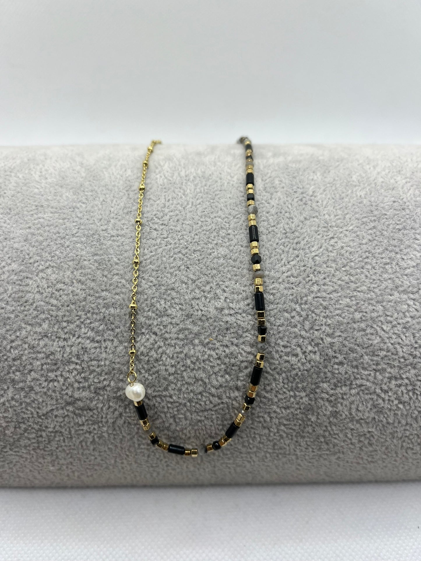 Collier fin en chaine et ses perles en dégradé de Noir, doré et blanche