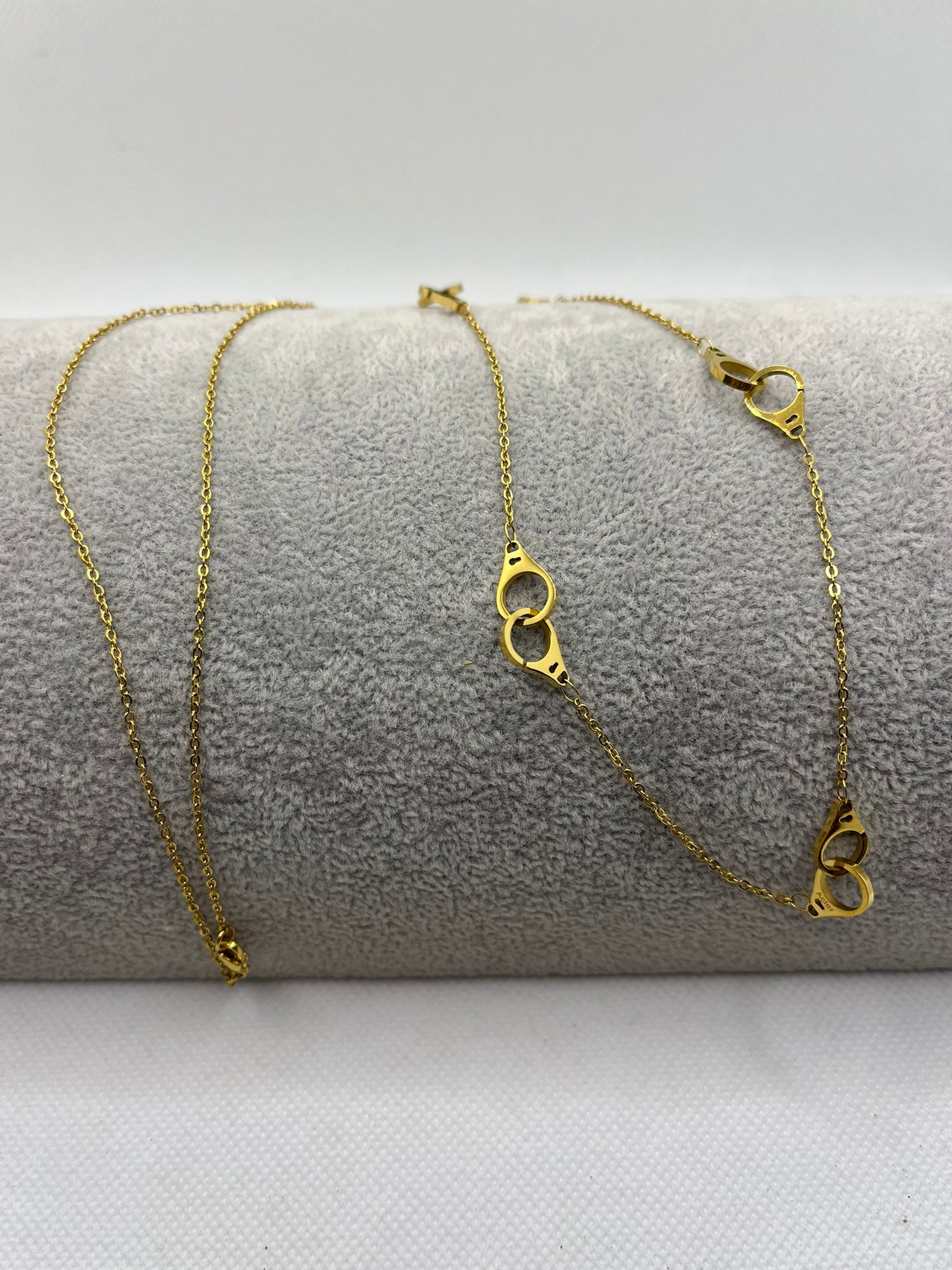 Collier Femme Chaine fine avec des anneaux croisés - Acier Inoxydable - Doré