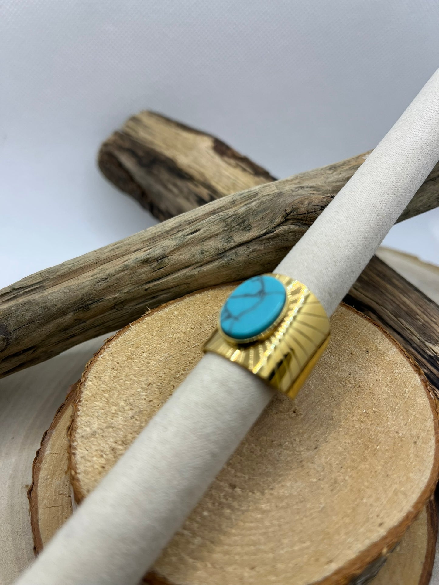 Bague Chic et large en Acier Inoxydable doré Orné d'une pierre Turquoise.