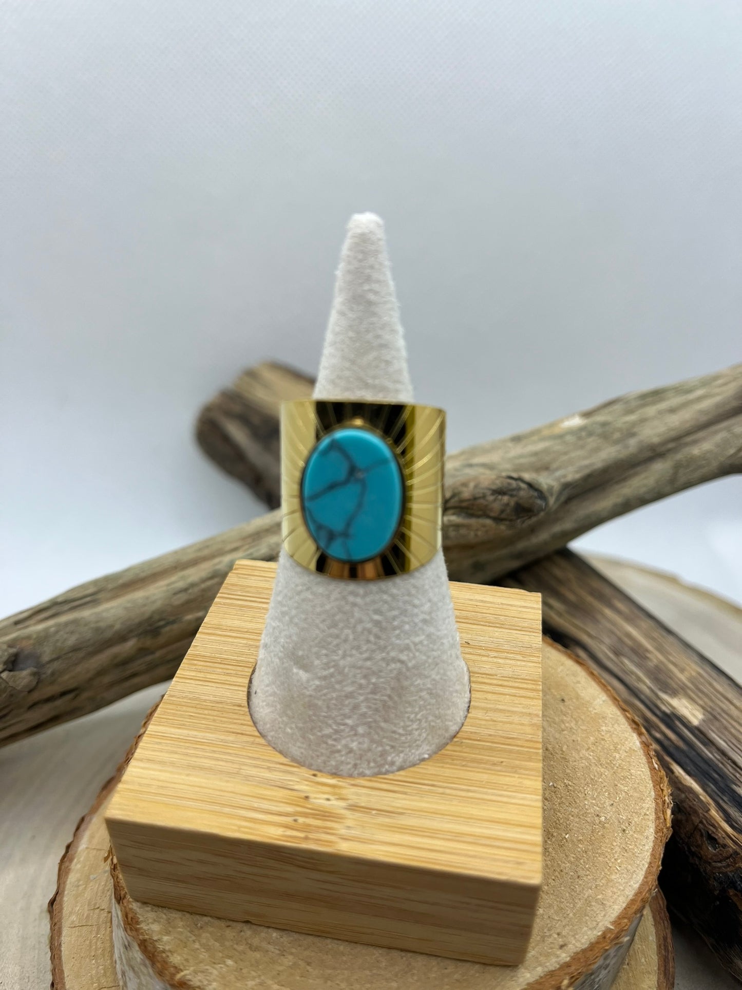 Bague Chic et large en Acier Inoxydable doré Orné d'une pierre Turquoise.