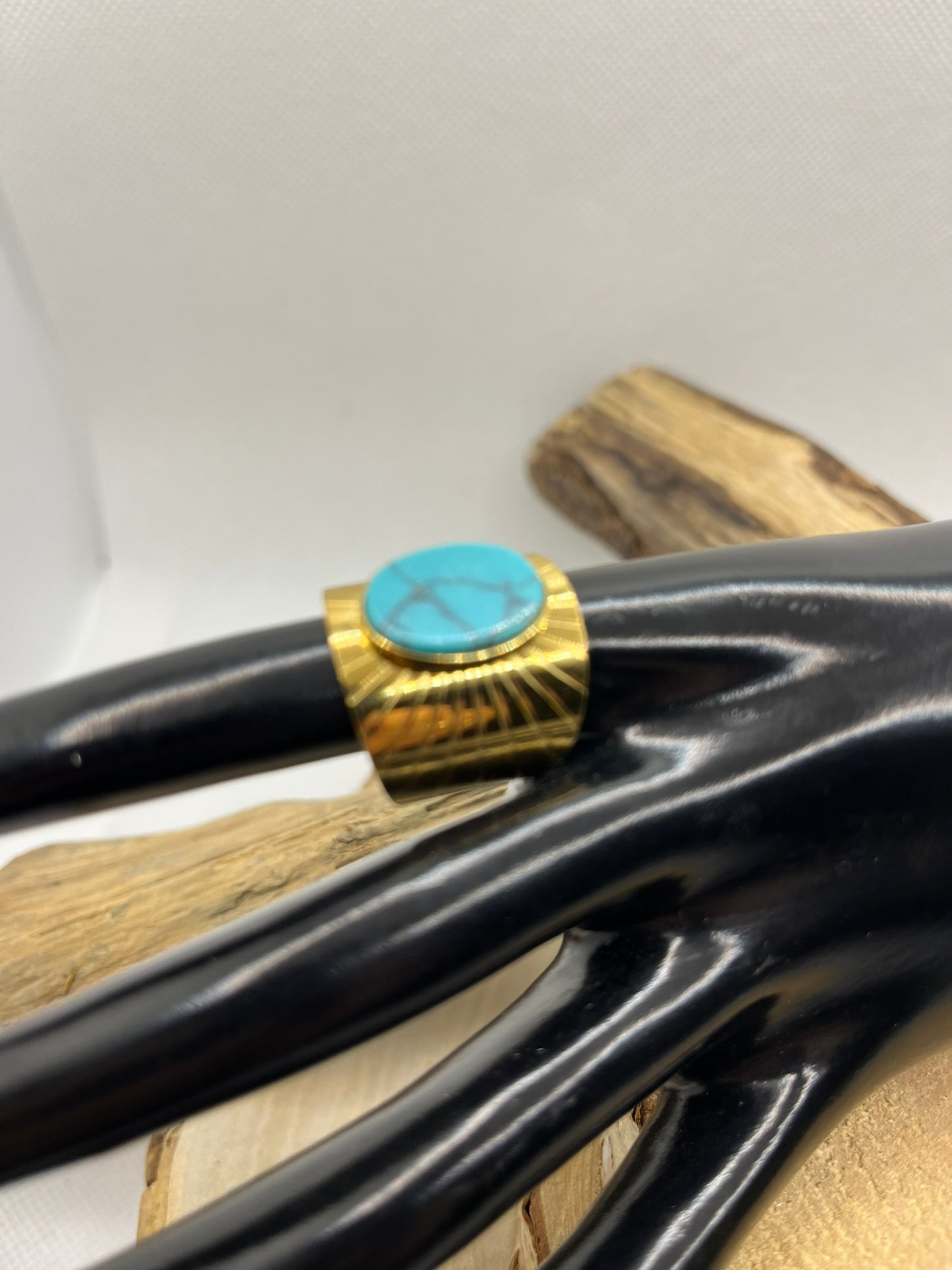 Bague Chic et large en Acier Inoxydable doré Orné d'une pierre Turquoise.