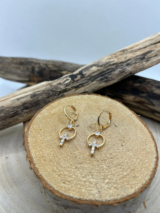 Boucles d'oreilles Créole Acier inoxydable doré - avec une délicate croix pendante ornée de strass