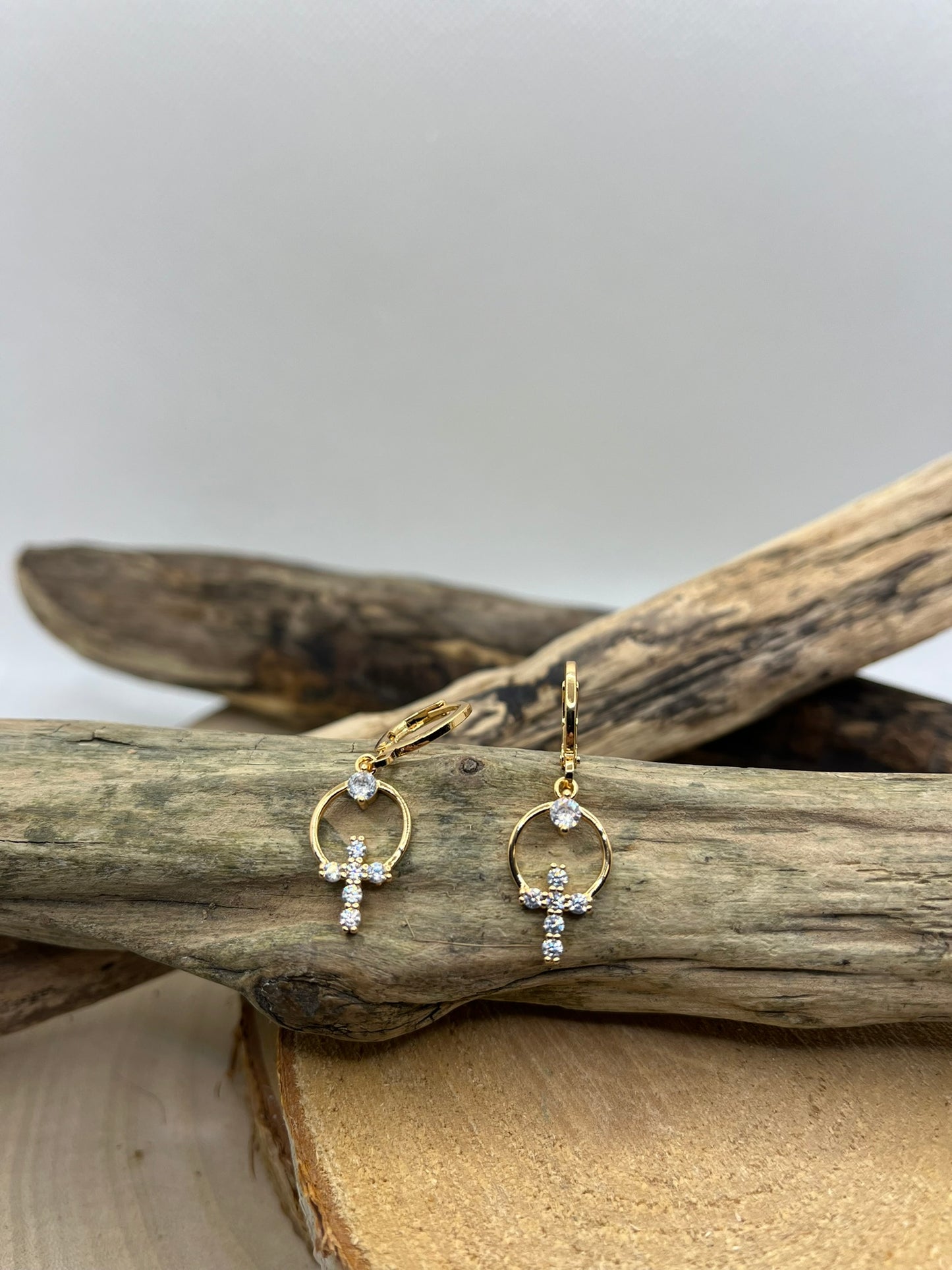 Boucles d'oreilles Créole Acier inoxydable doré - avec une délicate croix pendante ornée de strass
