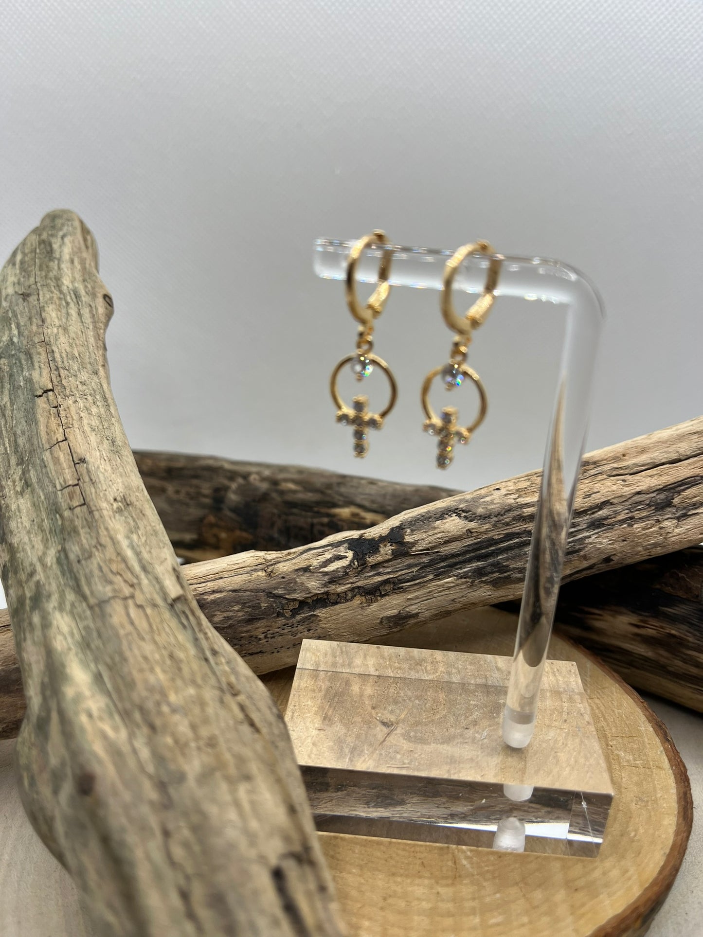 Boucles d'oreilles Créole Acier inoxydable doré - avec une délicate croix pendante ornée de strass