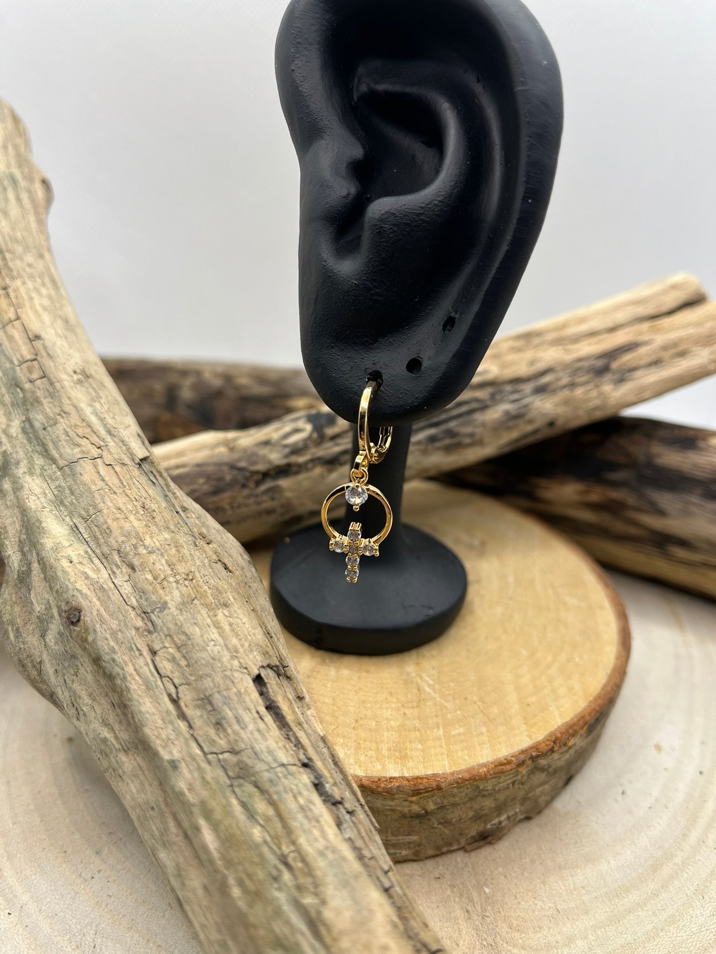 Boucles d'oreilles Créole Acier inoxydable doré - avec une délicate croix pendante ornée de strass