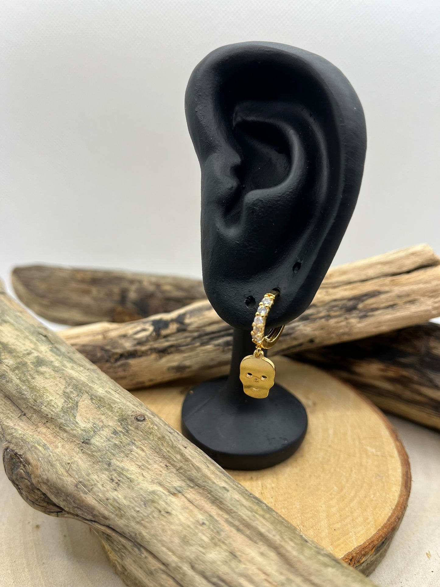 Boucles d'oreilles créole Ornée de strass - Acier inoxydalbe - avec un pendentif tête de mort
