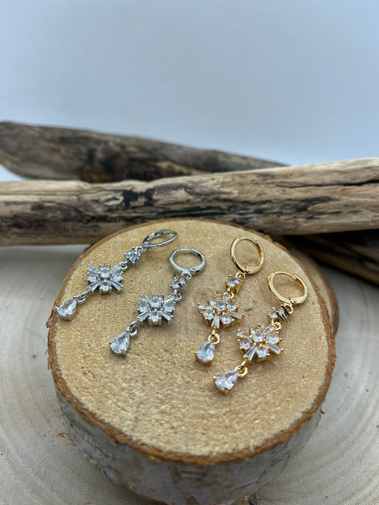 Boucles d'oreilles créoles - Avec un délicat pendentif ornée de strass brillant - Acier inoxydable