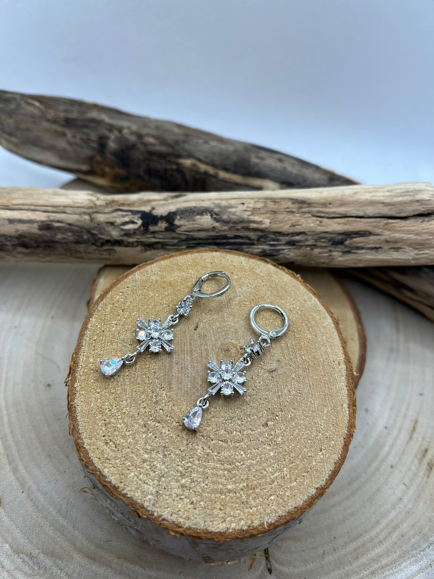 Boucles d'oreilles créoles - Avec un délicat pendentif ornée de strass brillant - Acier inoxydable