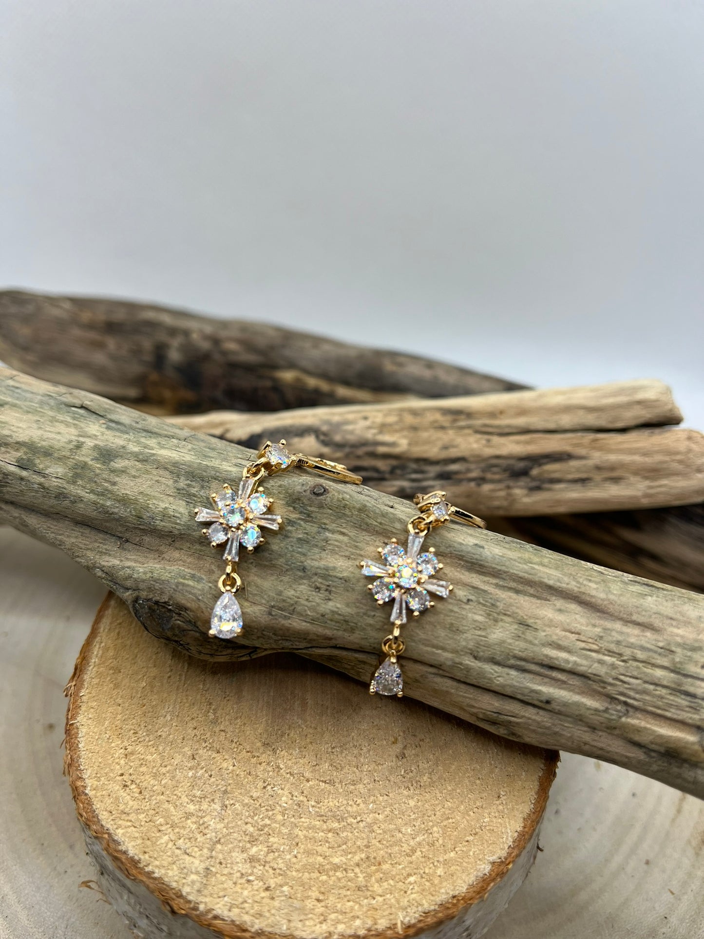 Boucles d'oreilles créoles - Avec un délicat pendentif ornée de strass brillant - Acier inoxydable