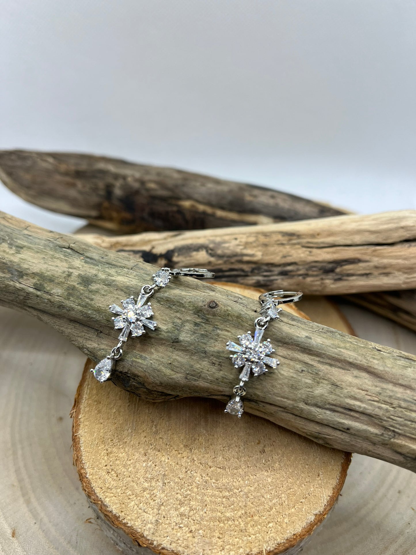 Boucles d'oreilles créoles - Avec un délicat pendentif ornée de strass brillant - Acier inoxydable