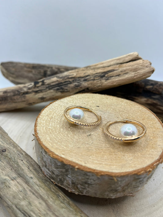 Boucles d'oreilles créoles ornés de strass et d'une perle nacre - Acier inoxydable doré
