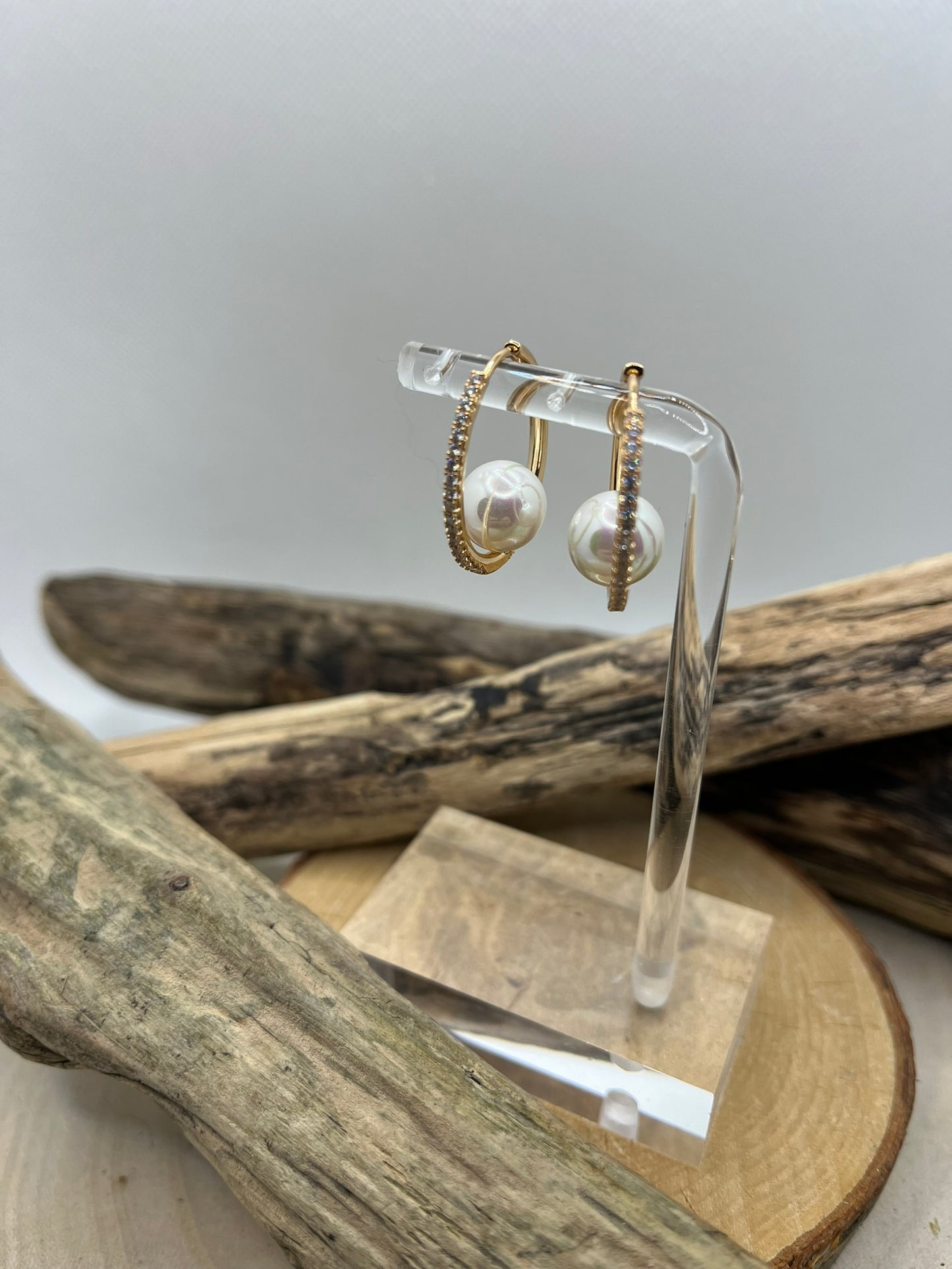 Boucles d'oreilles créoles ornés de strass et d'une perle nacre - Acier inoxydable doré