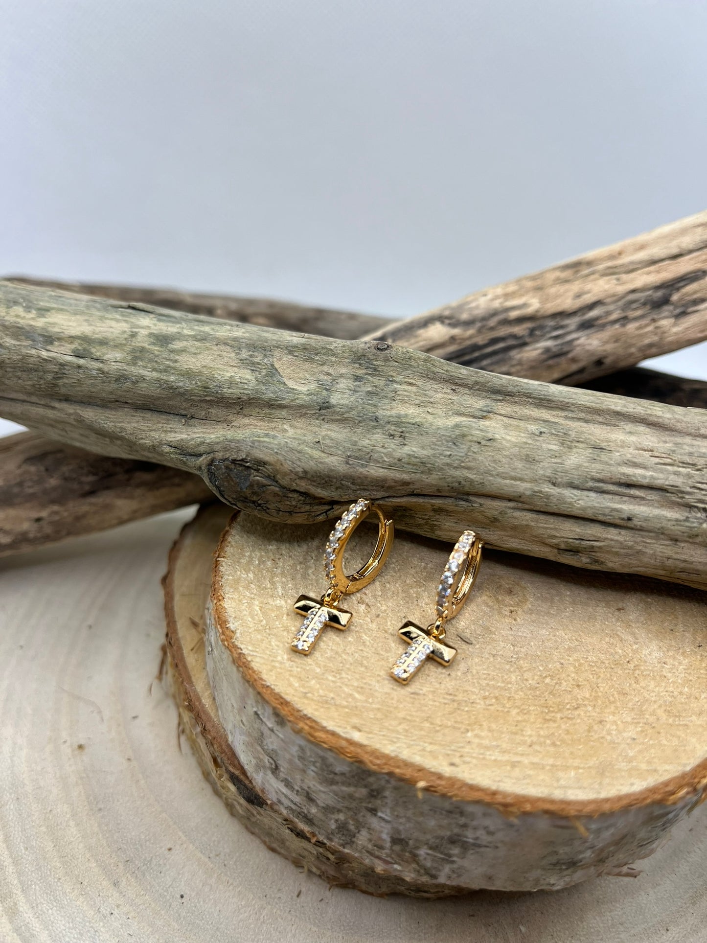 Boucles d'oreilles Créoles ornés de strass avec une délicate croix pendante ornée de strass - Acier inoxydable