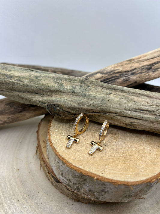 Boucles d'oreilles Créoles ornés de strass avec une délicate croix pendante ornée de strass - Acier inoxydable