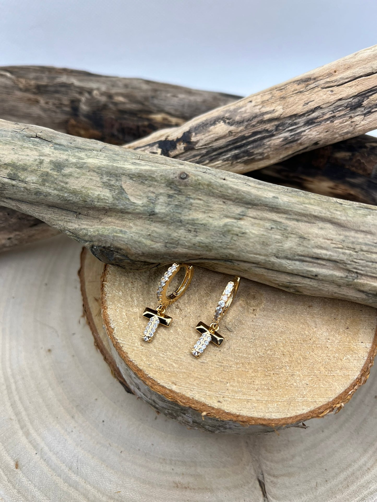 Boucles d'oreilles Créoles ornés de strass avec une délicate croix pendante ornée de strass - Acier inoxydable
