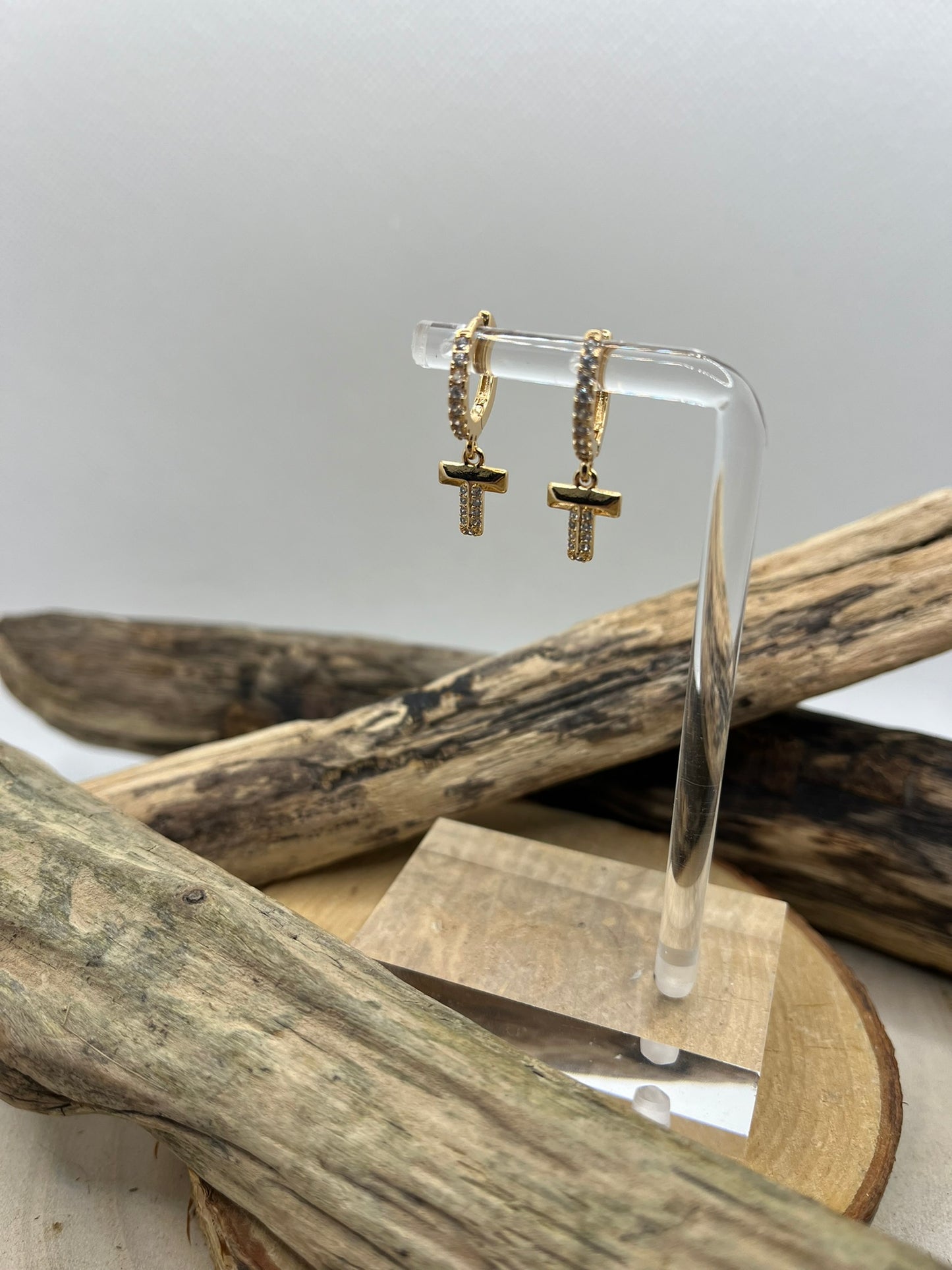 Boucles d'oreilles Créoles ornés de strass avec une délicate croix pendante ornée de strass - Acier inoxydable