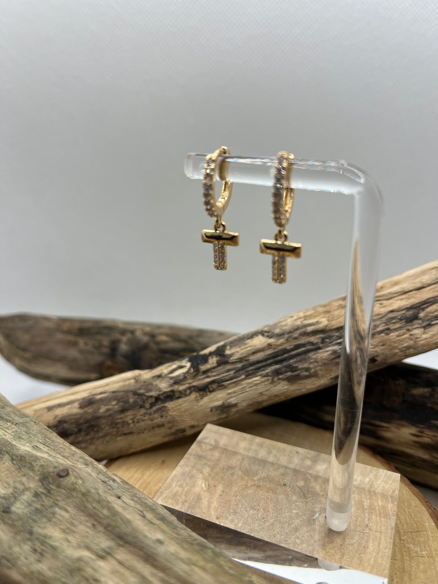 Boucles d'oreilles Créoles ornés de strass avec une délicate croix pendante ornée de strass - Acier inoxydable