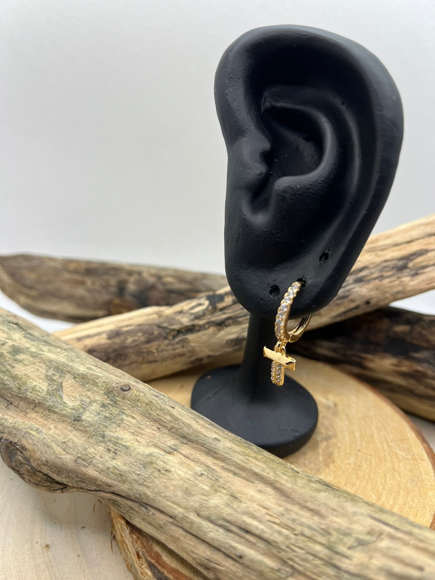 Boucles d'oreilles Créoles ornés de strass avec une délicate croix pendante ornée de strass - Acier inoxydable