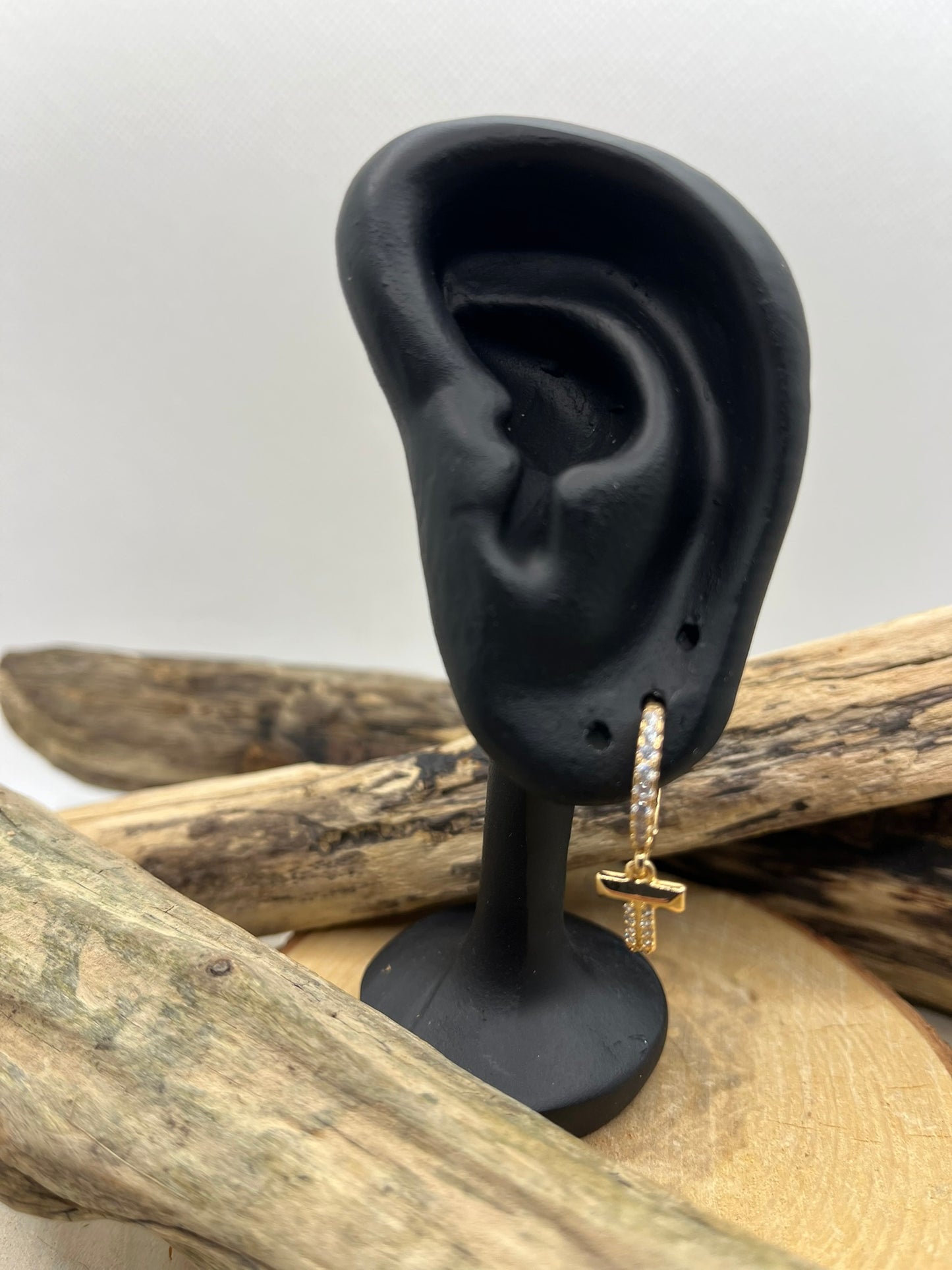 Boucles d'oreilles Créoles ornés de strass avec une délicate croix pendante ornée de strass - Acier inoxydable
