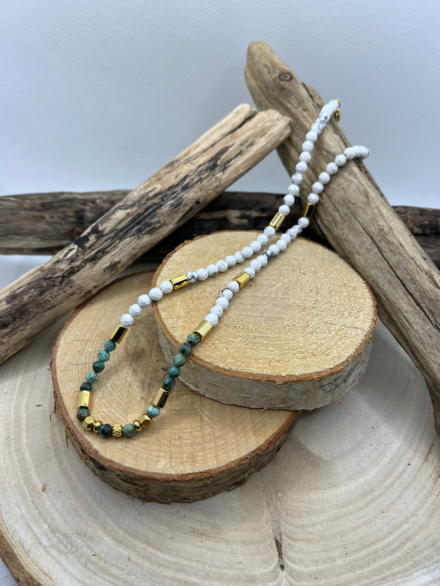 Collier en Pierres Naturelles Howlite et Turquoise Afrique orné de perles Acier inoxydable