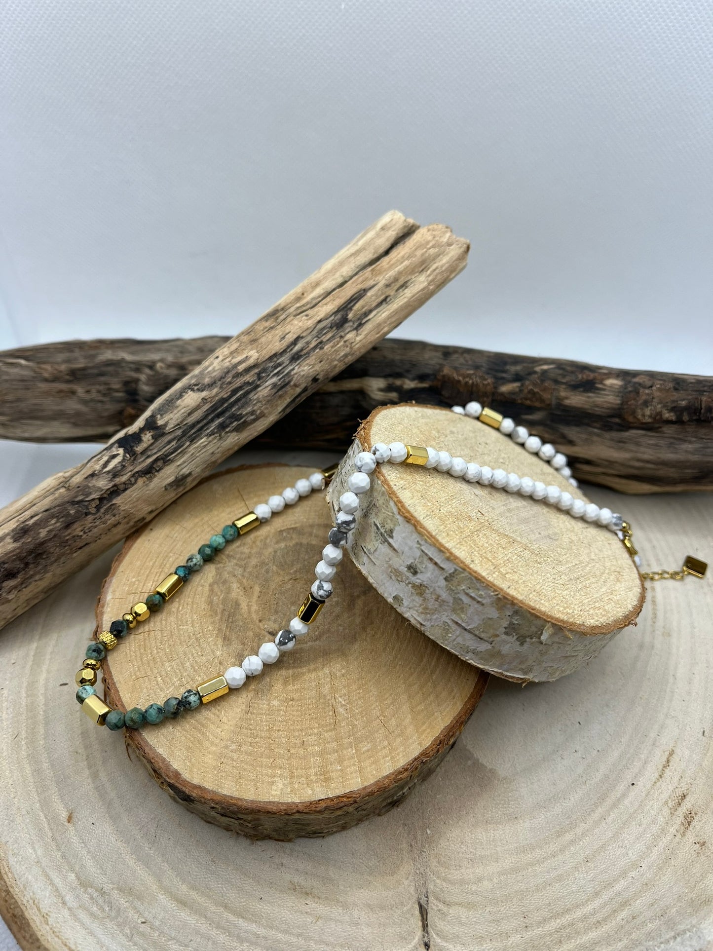 Collier en Pierres Naturelles Howlite et Turquoise Afrique orné de perles Acier inoxydable