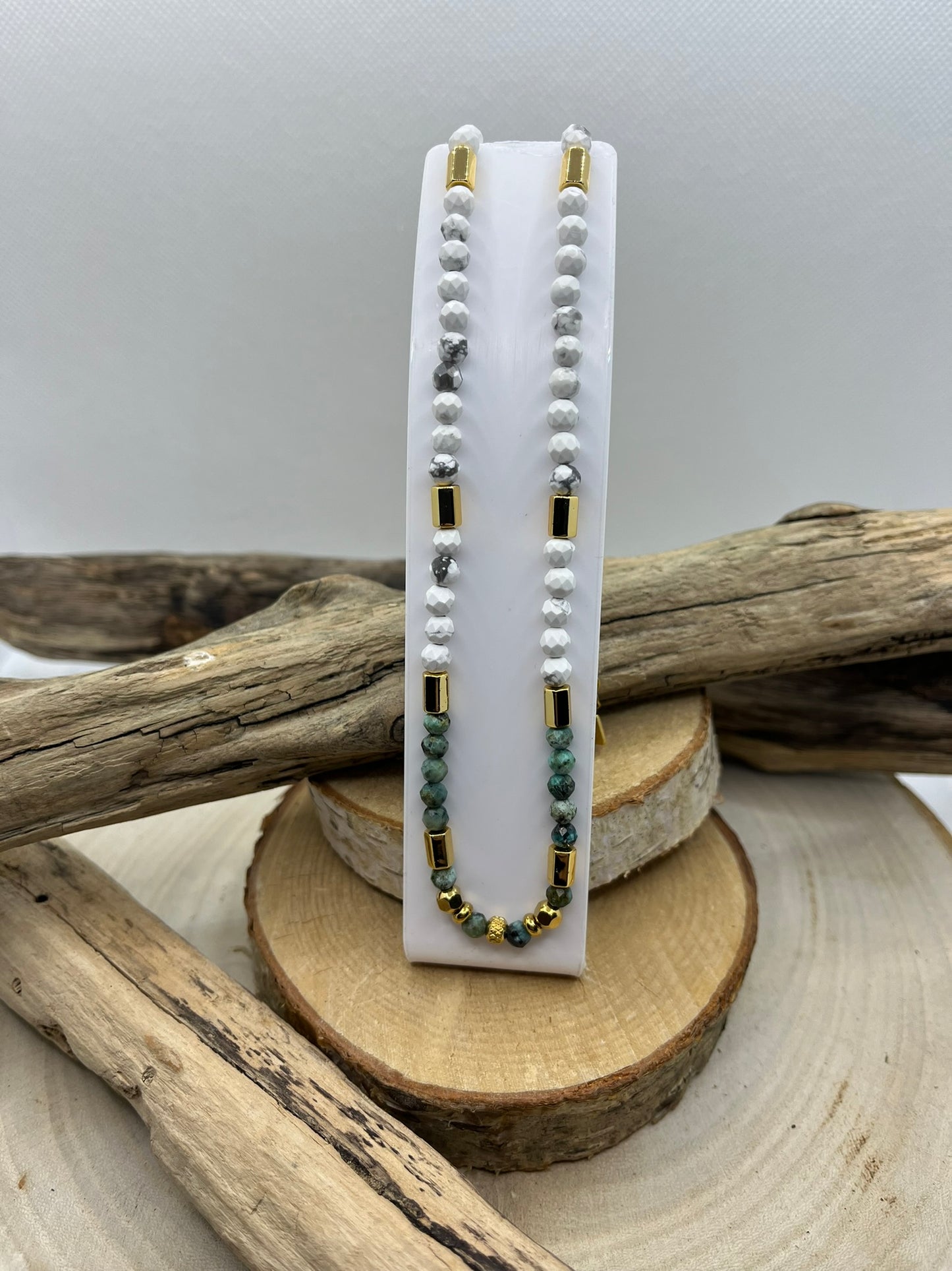 Collier en Pierres Naturelles Howlite et Turquoise Afrique orné de perles Acier inoxydable