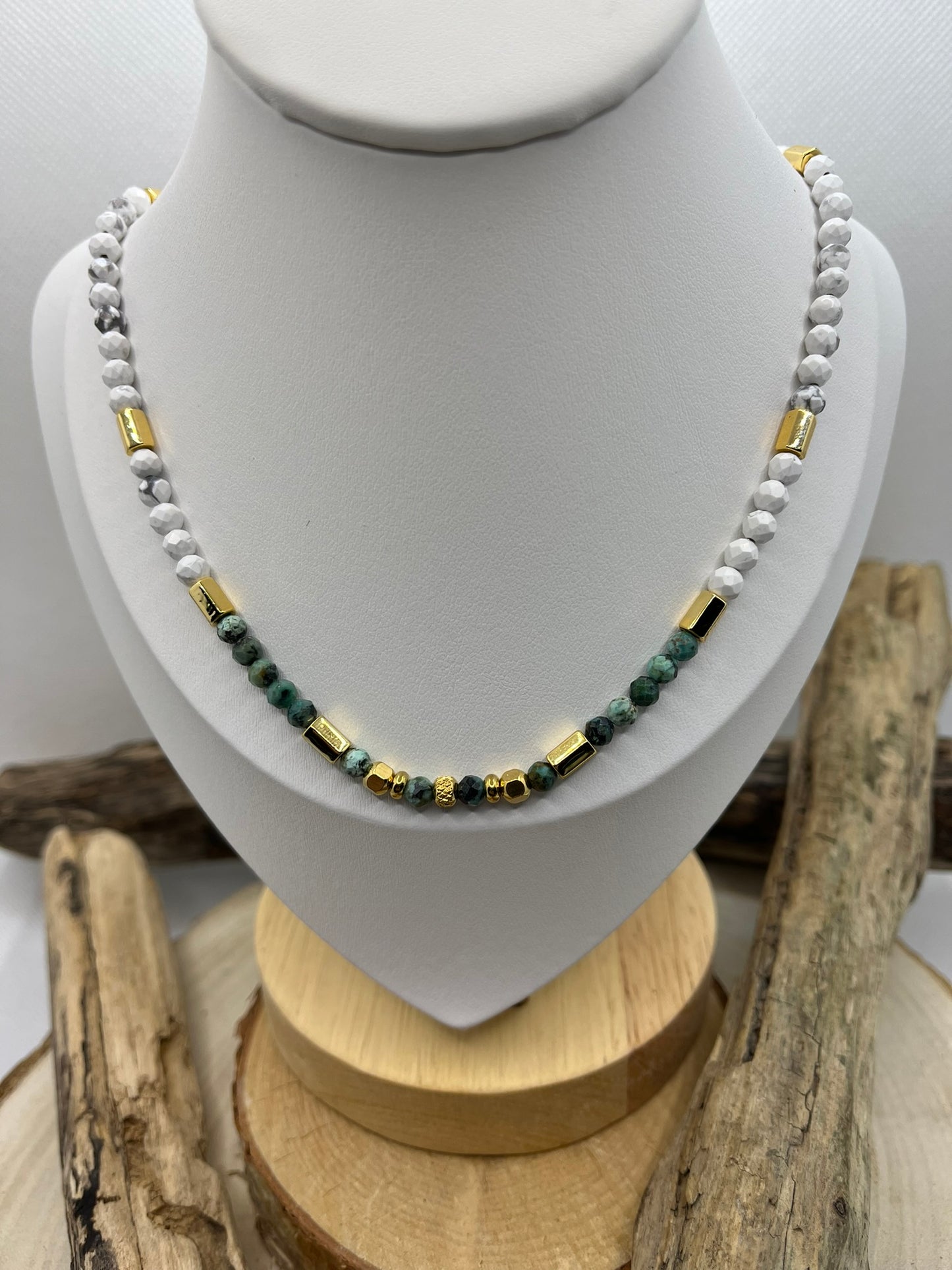 Collier en Pierres Naturelles Howlite et Turquoise Afrique orné de perles Acier inoxydable