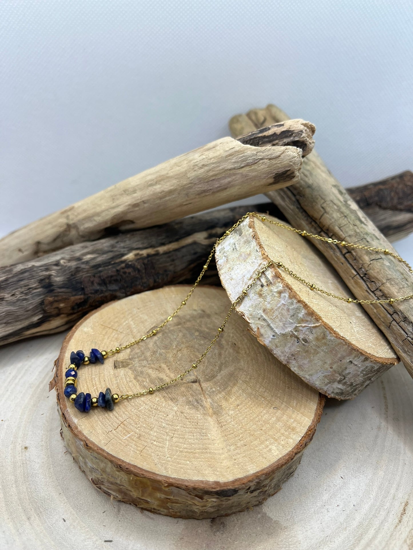 Collier chaine fine en Acier Inoxydable Doré Orné de Pierres Naturelles Lapis Lazuli
