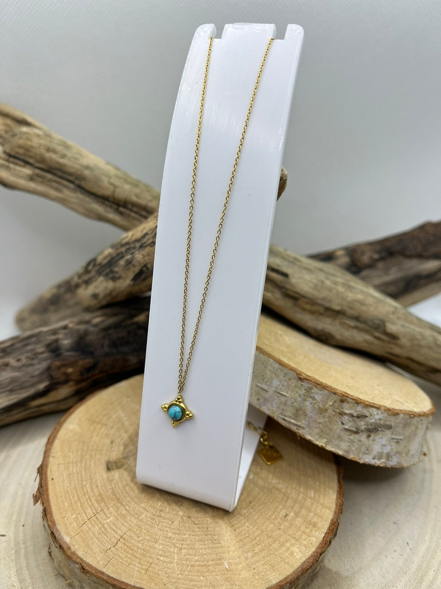 Collier chaine fine en Acier Inoxydable Doré Orné d'un Pendentif en Pierre naturelle turquoise
