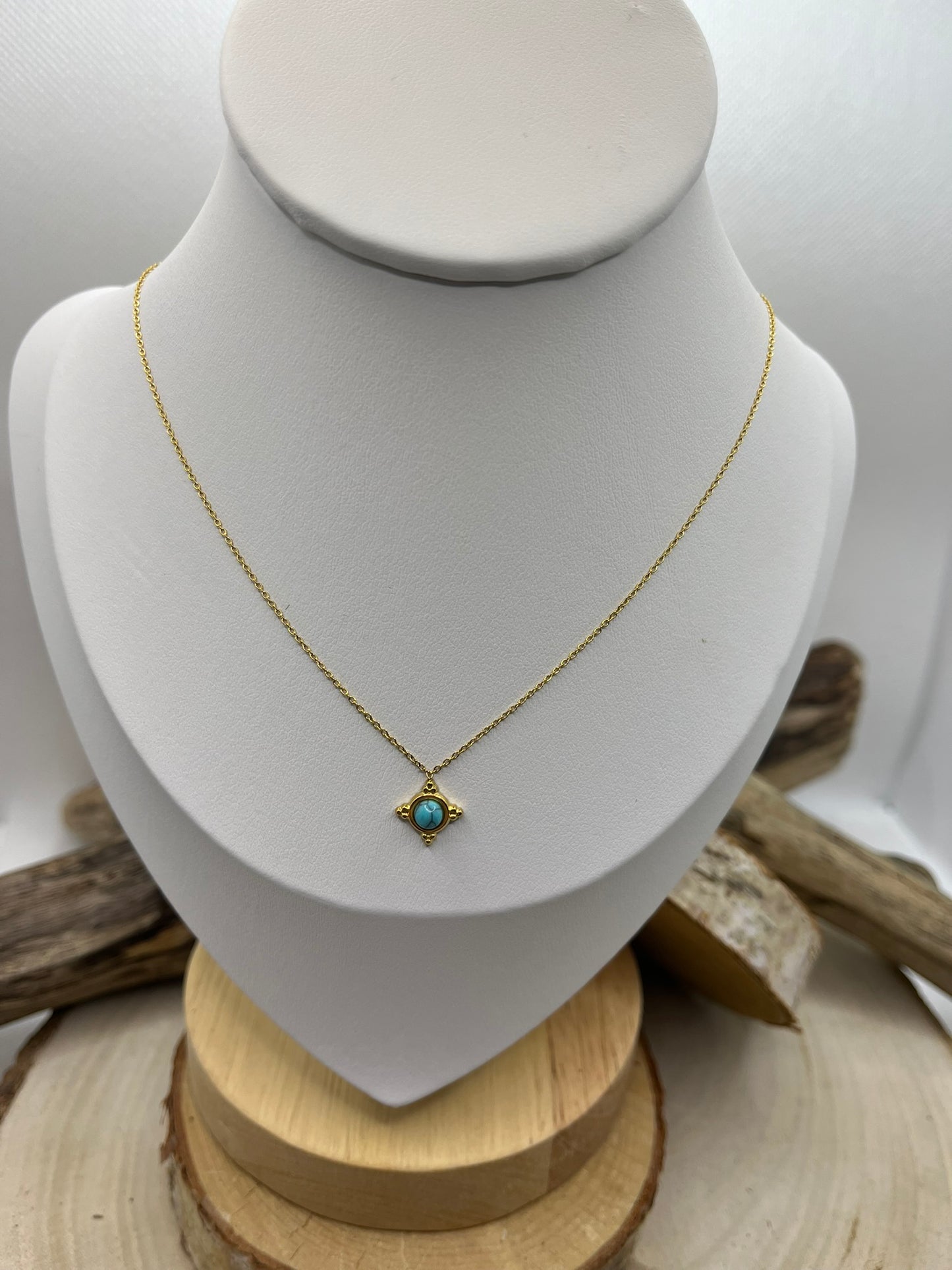 Collier chaine fine en Acier Inoxydable Doré Orné d'un Pendentif en Pierre naturelle turquoise