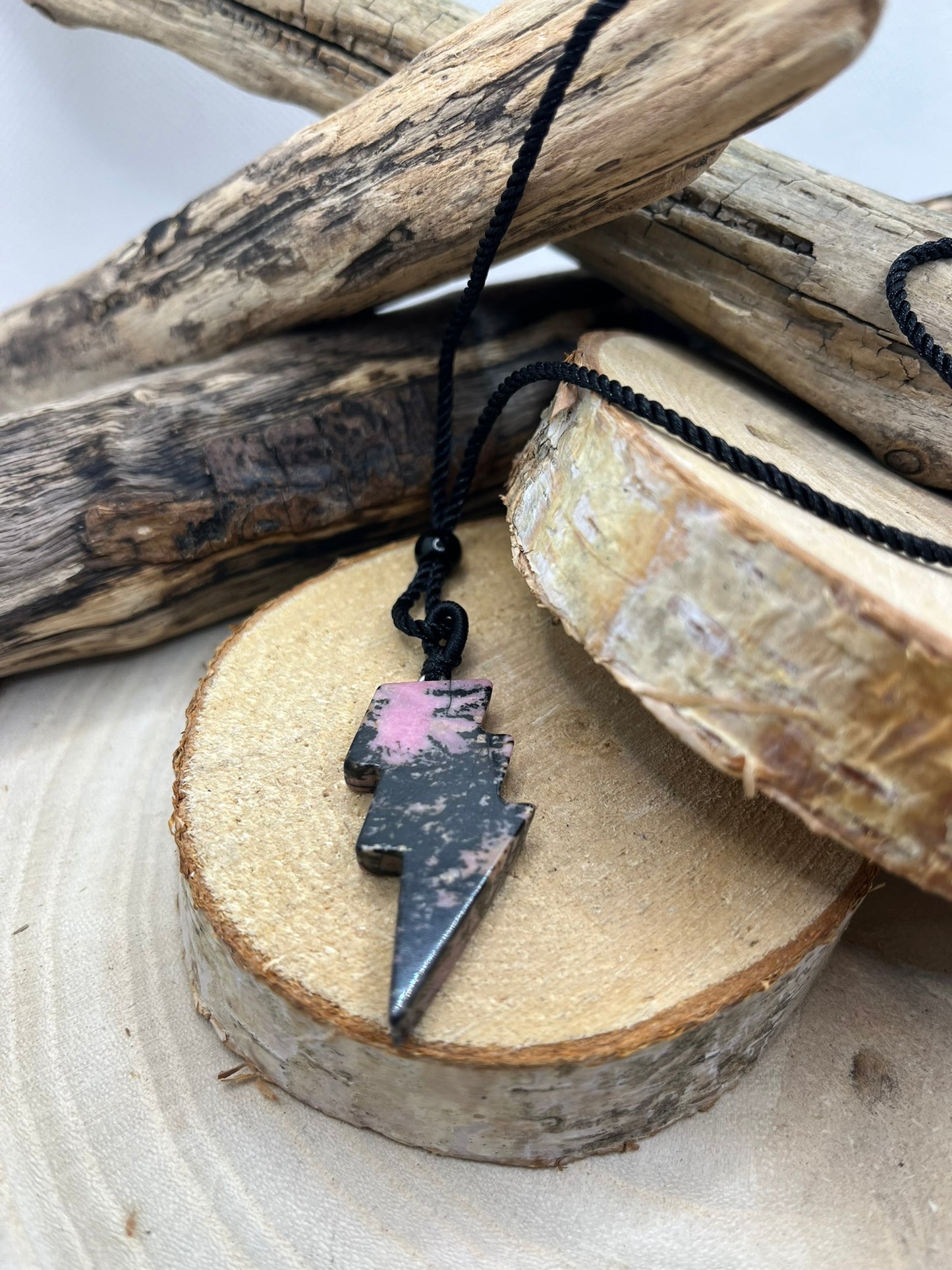 Collier sur Cordon réglable - Pendentif éclair en Pierre Naturelle Granite Rose