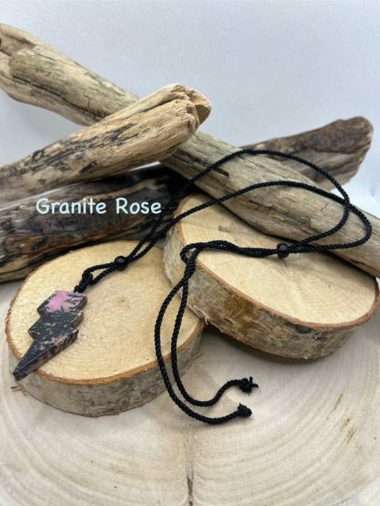 Collier sur Cordon réglable - Pendentif éclair en Pierre Naturelle Granite Rose