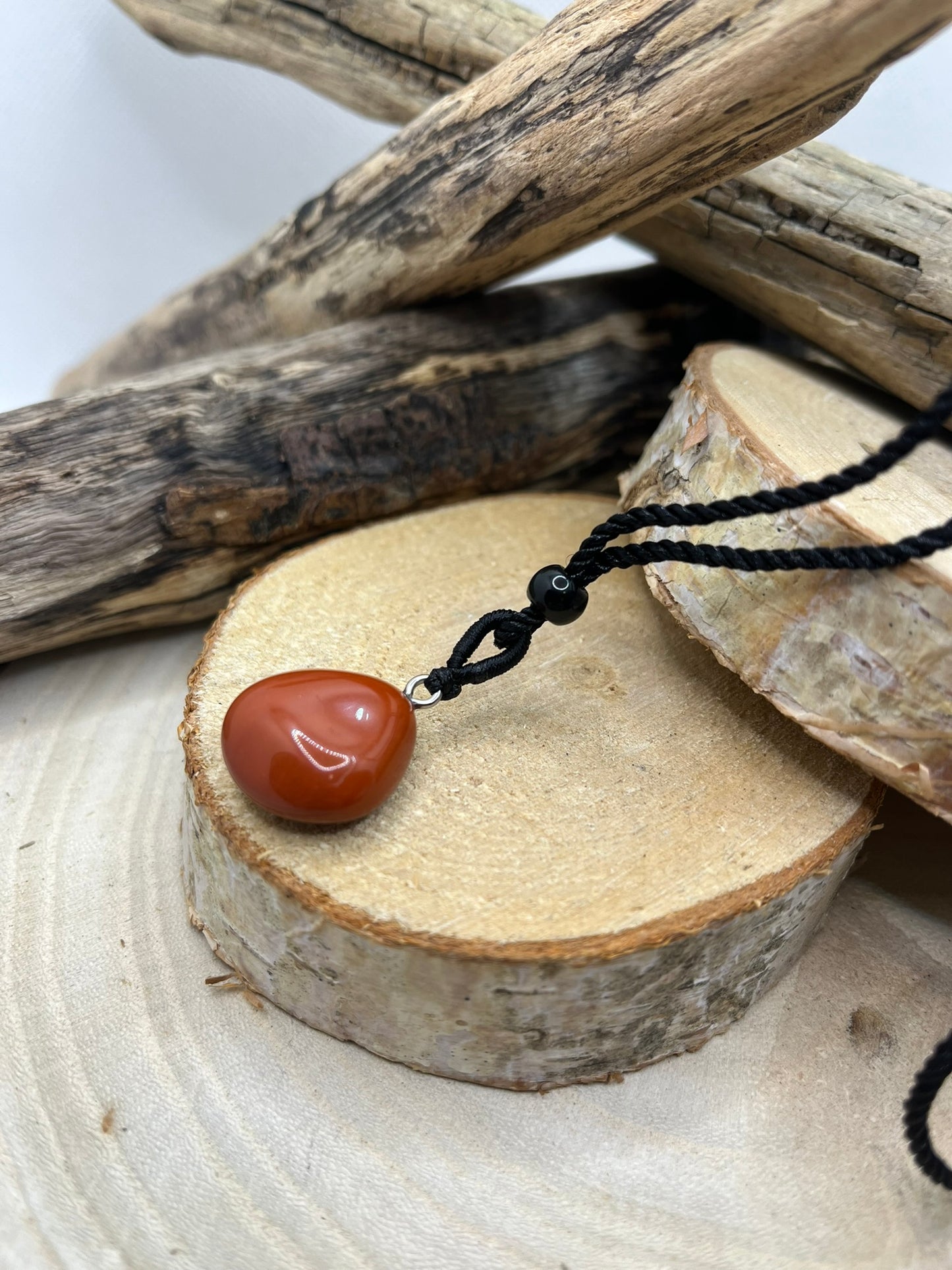 Collier sur Cordon Noir Réglable - Pendentif en Pierre Naturelle Jaspe Rouge