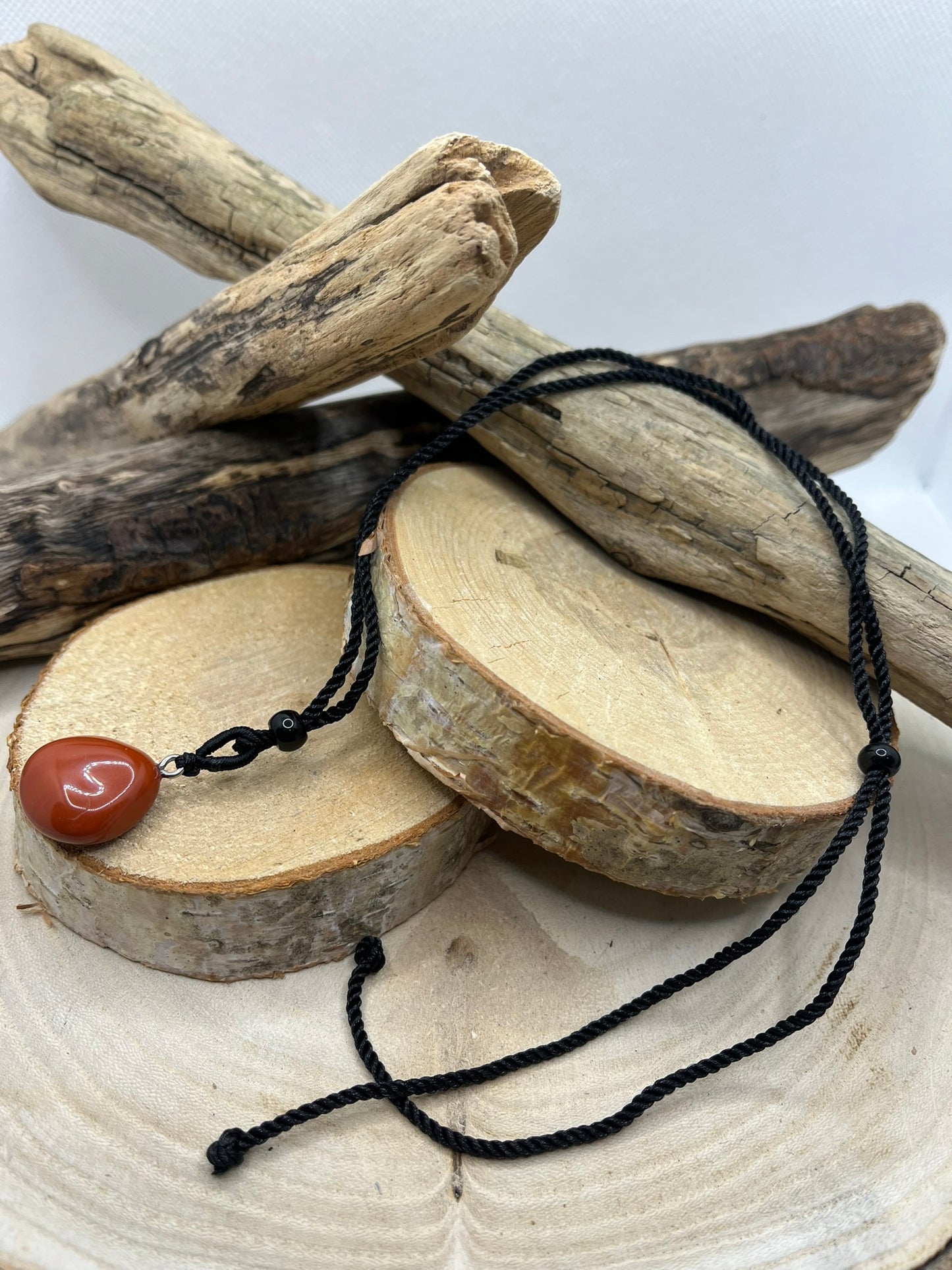 Collier sur Cordon Noir Réglable - Pendentif en Pierre Naturelle Jaspe Rouge