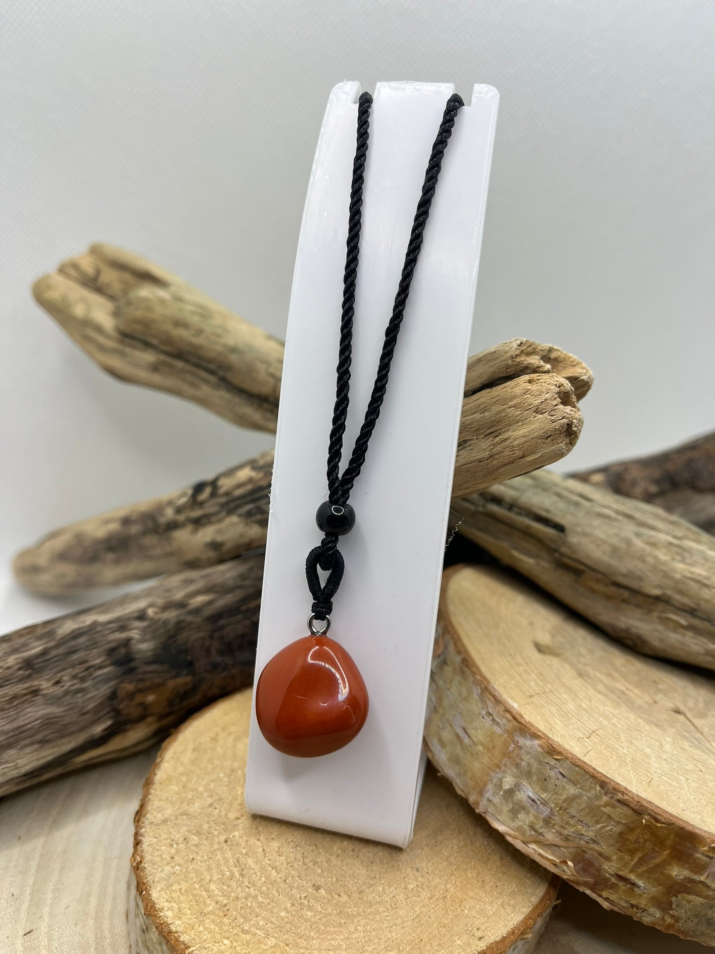 Collier sur Cordon Noir Réglable - Pendentif en Pierre Naturelle Jaspe Rouge