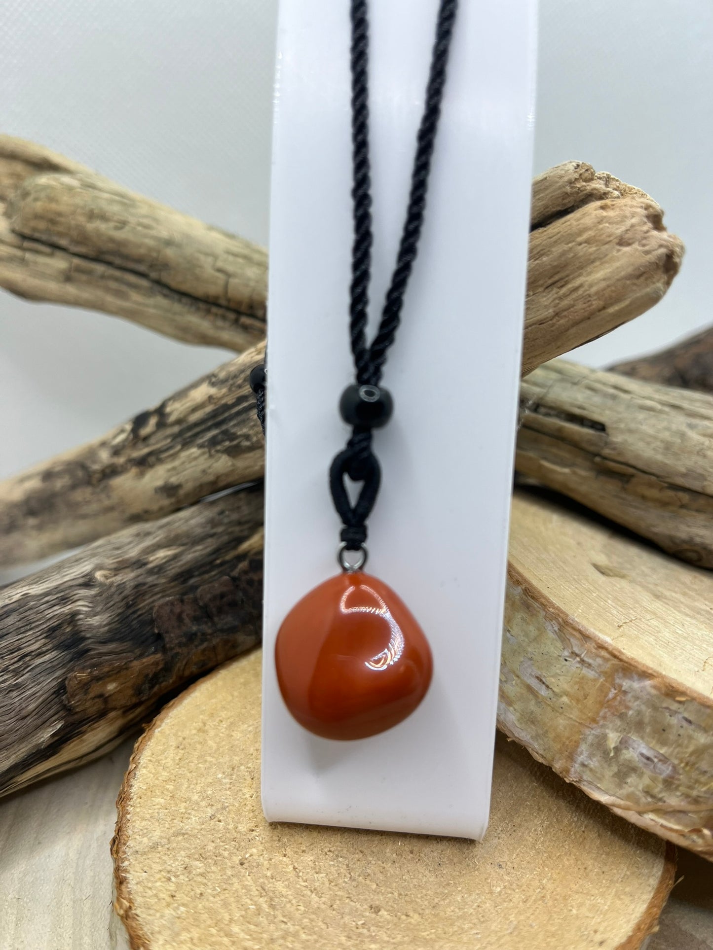 Collier sur Cordon Noir Réglable - Pendentif en Pierre Naturelle Jaspe Rouge