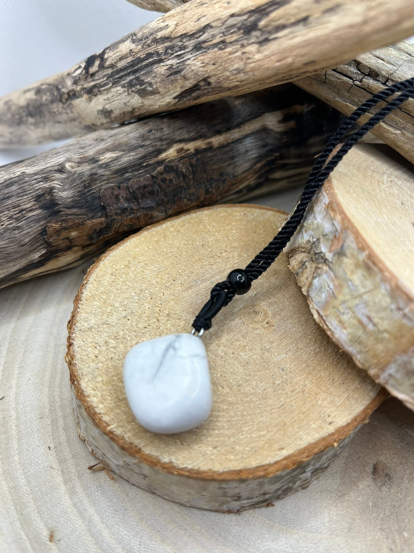 Collier sur cordon noir réglable - Pendentif en pierre Naturelle Howlite