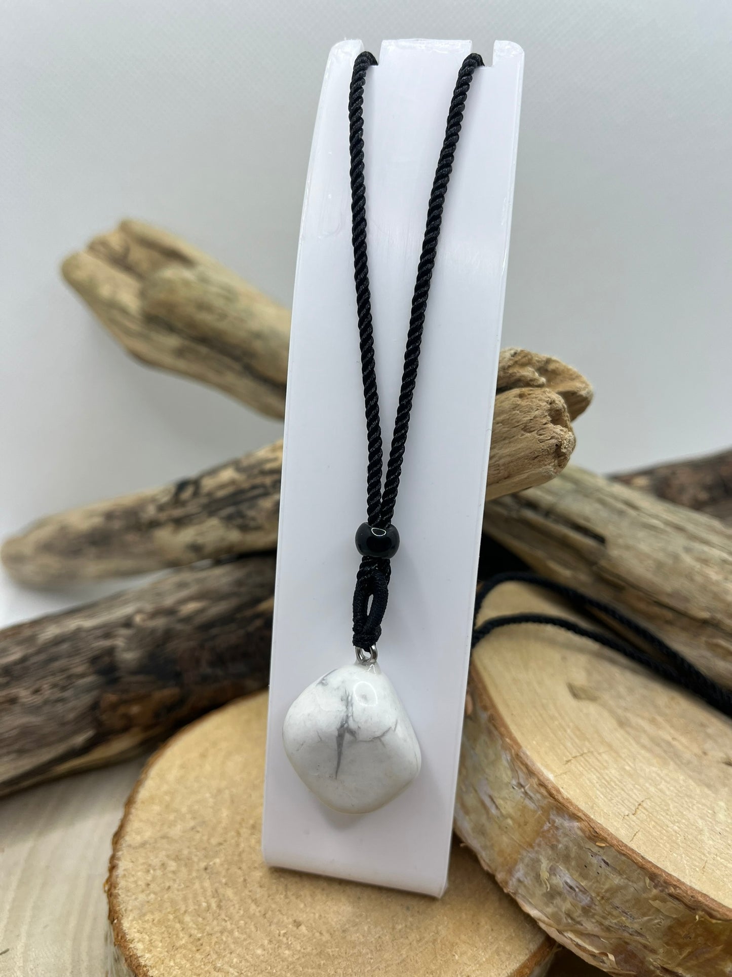 Collier sur cordon noir réglable - Pendentif en pierre Naturelle Howlite