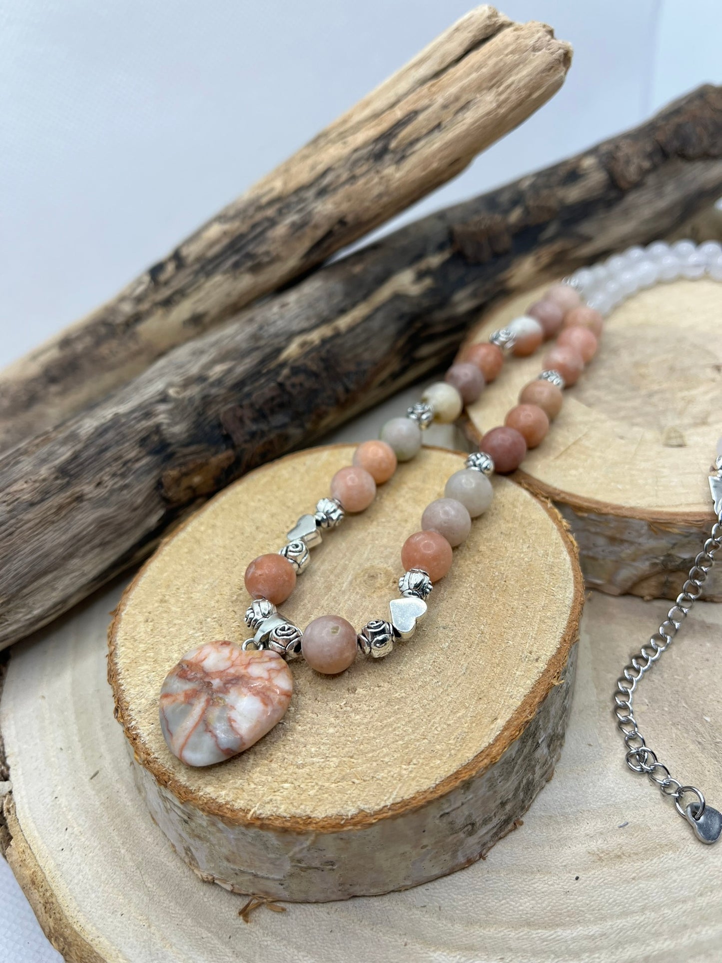 Collier en Pierre de Lune et Rhodonite Orné d'un pendentif Coeur en Rhodonite - Fait main