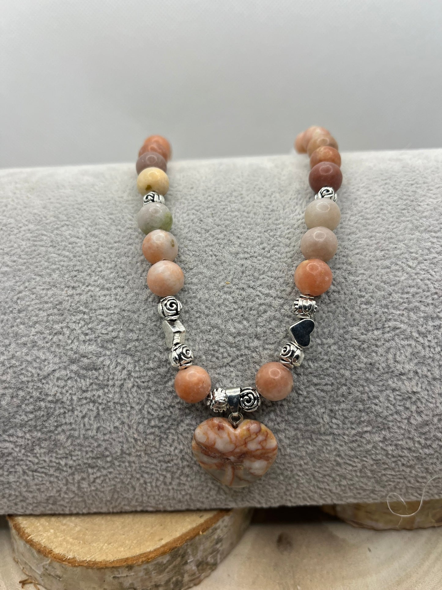 Collier en Pierre de Lune et Rhodonite Orné d'un pendentif Coeur en Rhodonite - Fait main