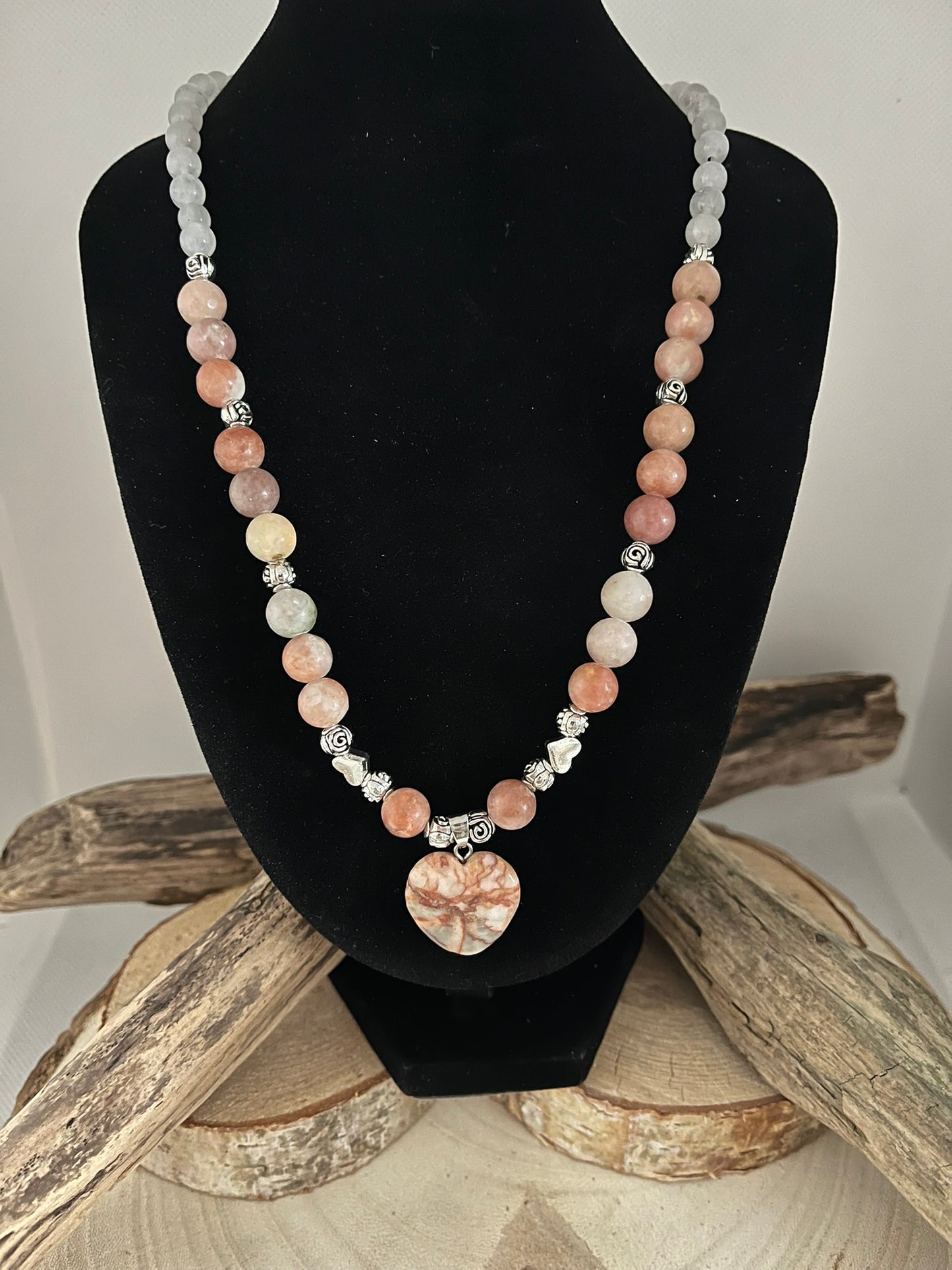 Collier en Pierre de Lune et Rhodonite Orné d'un pendentif Coeur en Rhodonite - Fait main