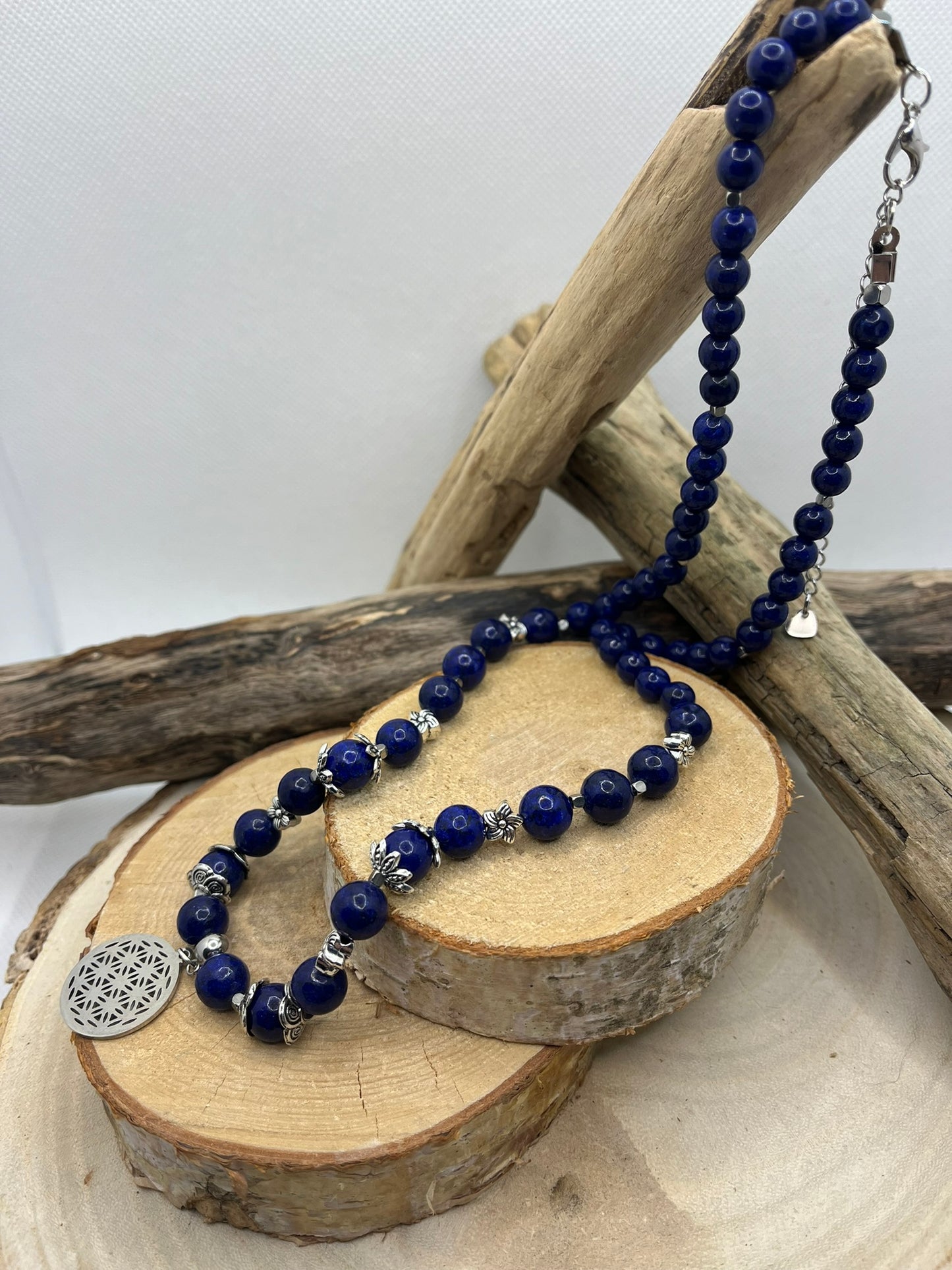 Collier Lapis Lazuli Orné d'un pendentif fleur de vie Argenté - Fait Main