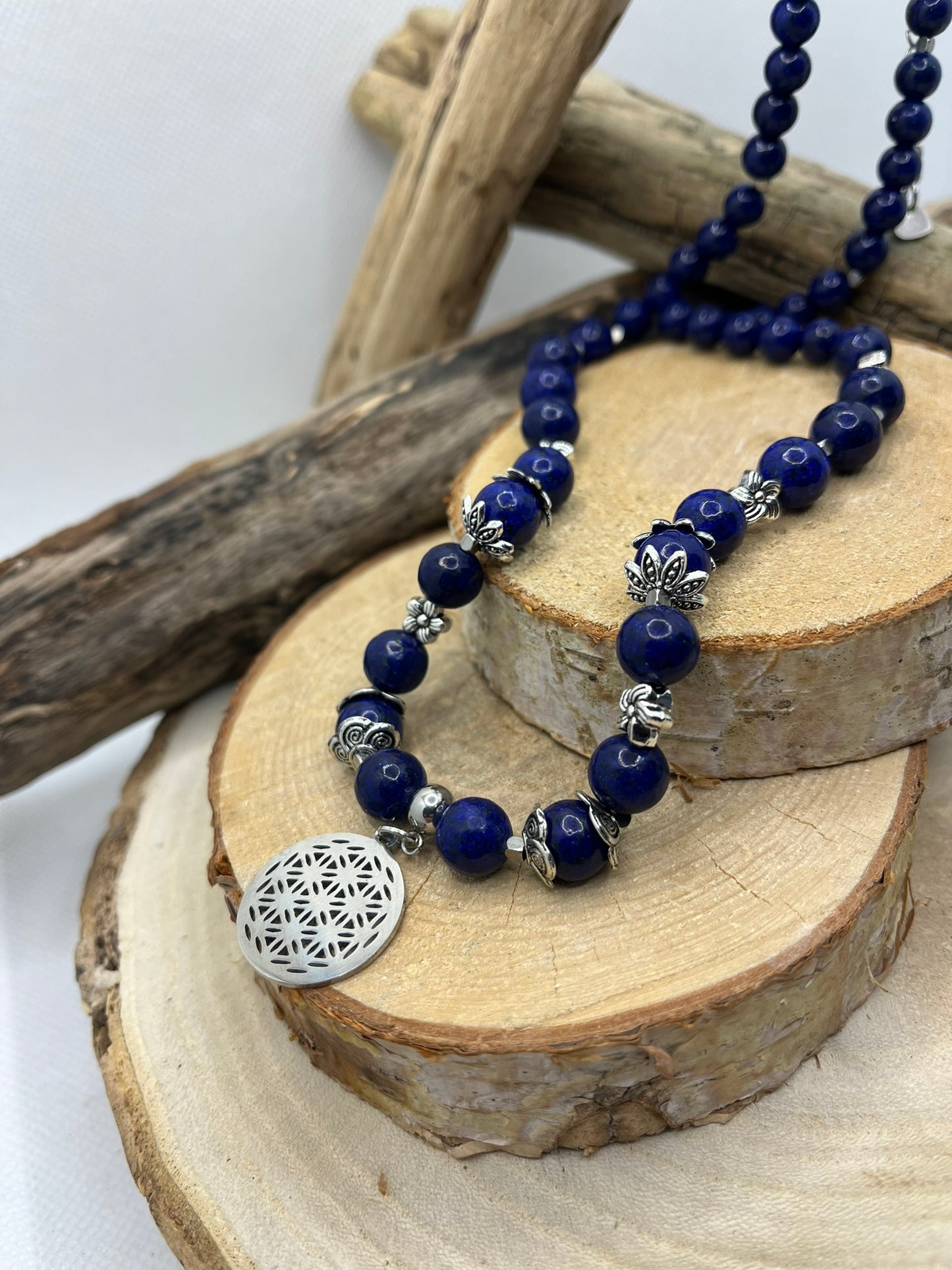 Collier Lapis Lazuli Orné d'un pendentif fleur de vie Argenté - Fait Main