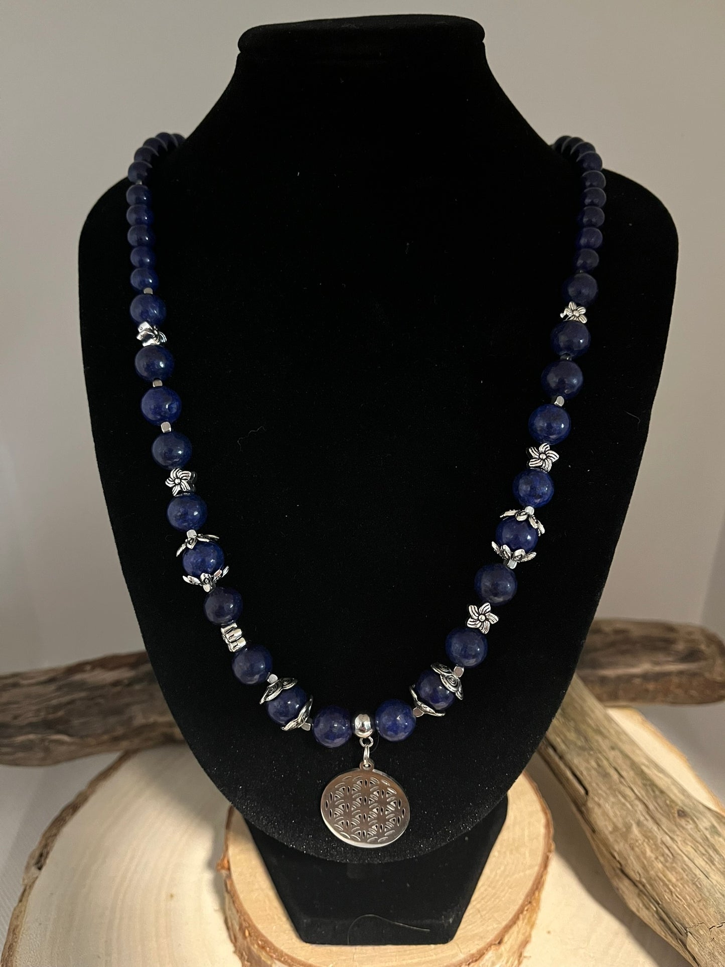 Collier Lapis Lazuli Orné d'un pendentif fleur de vie Argenté - Fait Main