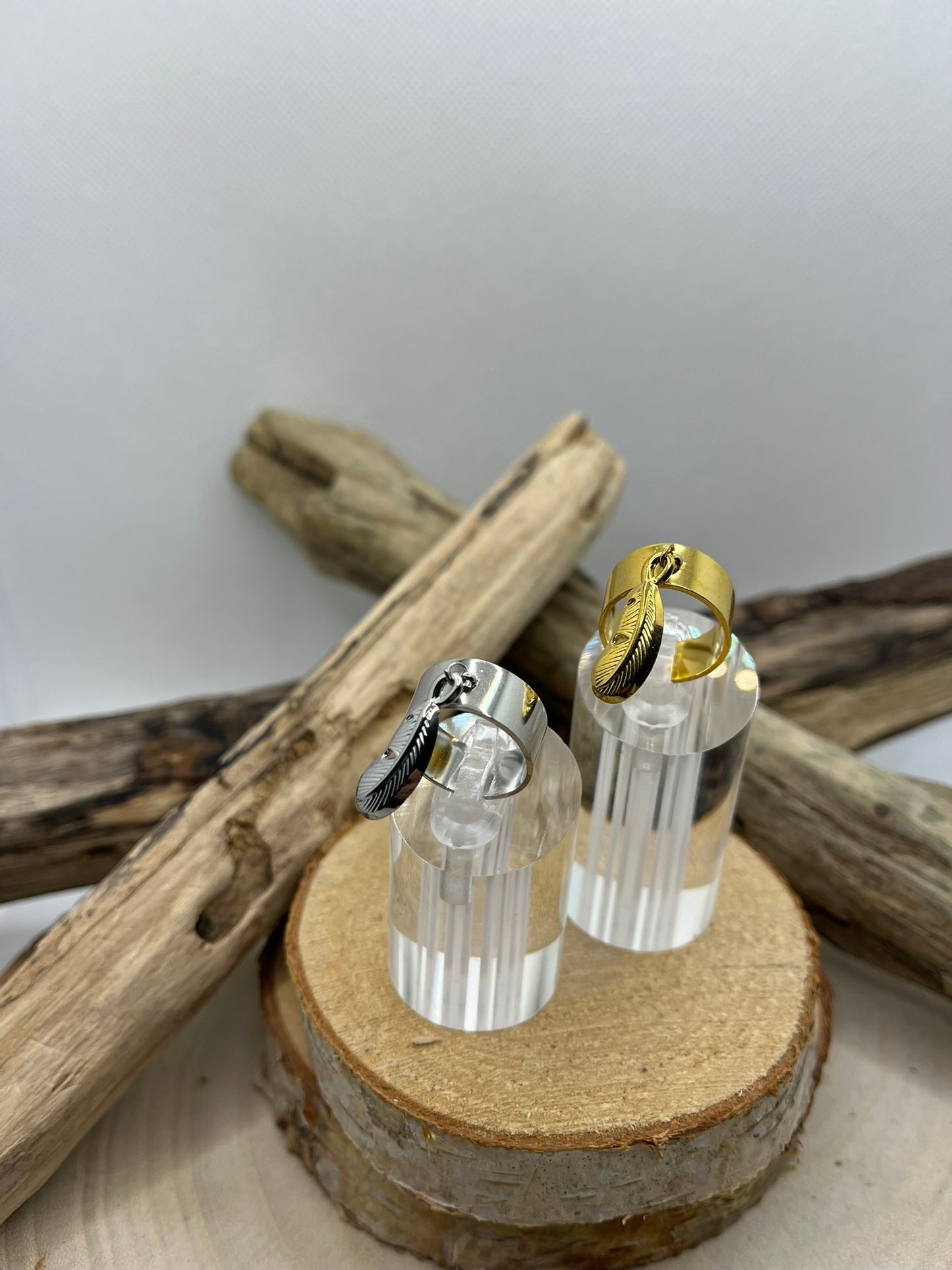 Bague acier inoxydable  breloque Plume et ajustable à la mode - Doré ou en Argenté