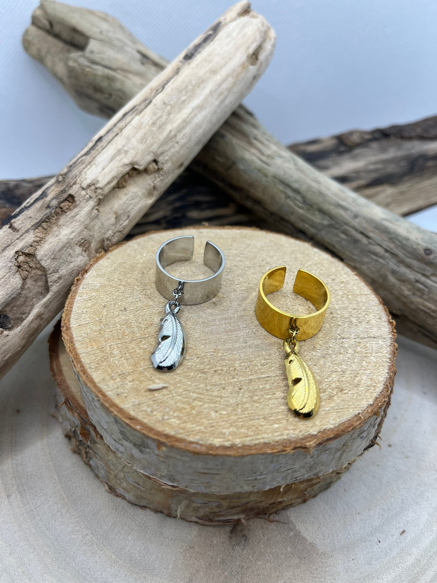 Bague acier inoxydable  breloque Plume et ajustable à la mode - Doré ou en Argenté